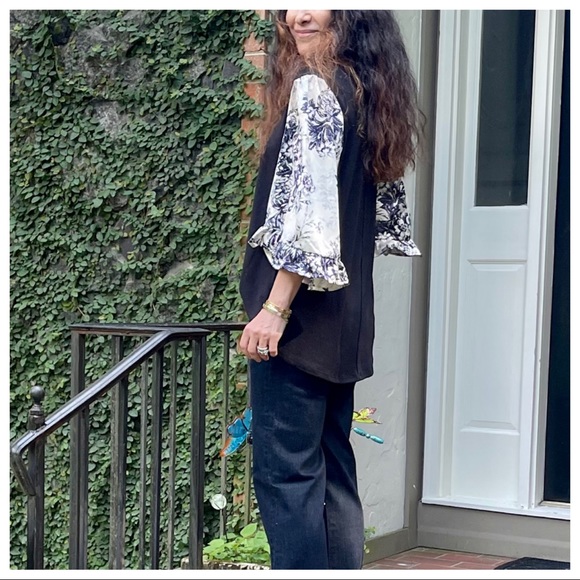 Fabulous color contrast tunic with floral sleeves - Picture 5 of 7